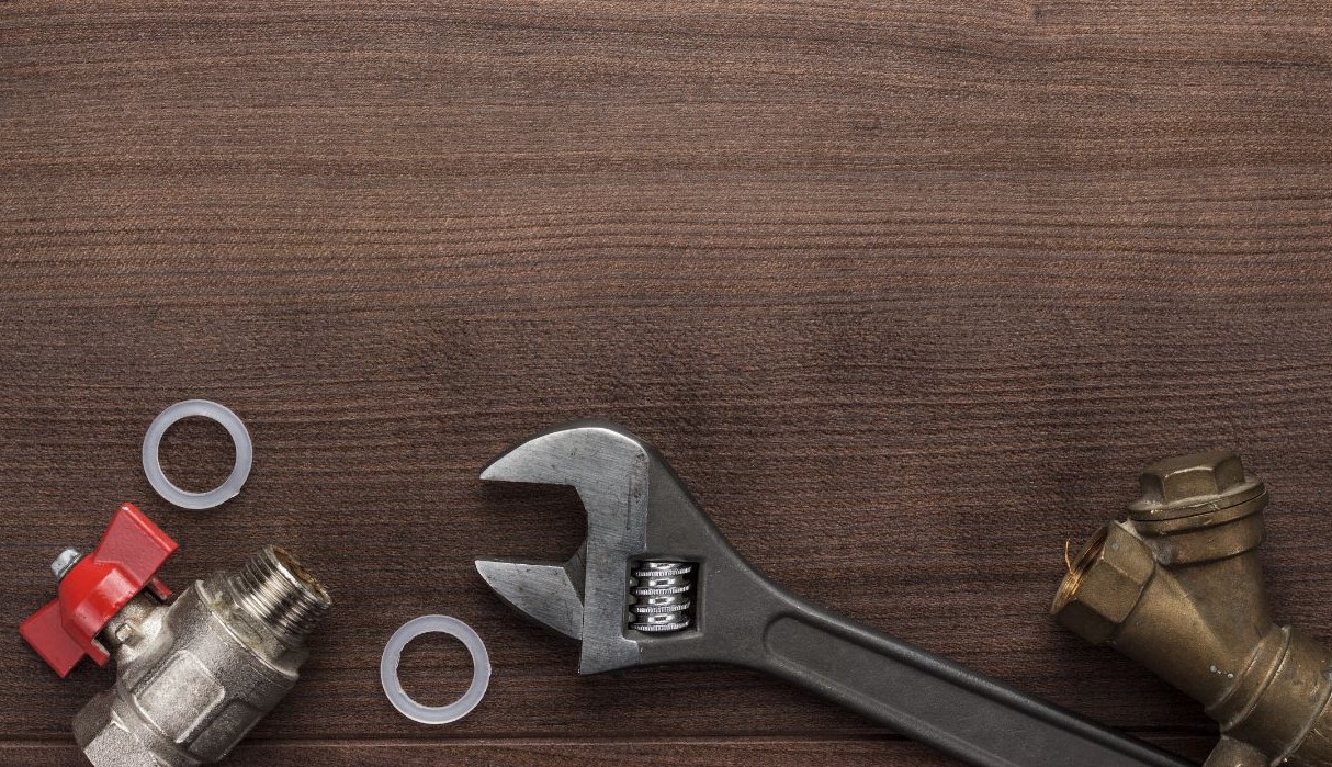 adjustable-wrench-and-pipes-PCPV9AL